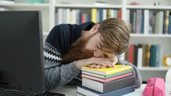 Giovane Rossa Uomo Studente Dormire Libri Biblioteca Università — Foto Stock