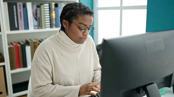 African American Woman Student Using Computer Studying Library University — Photo
