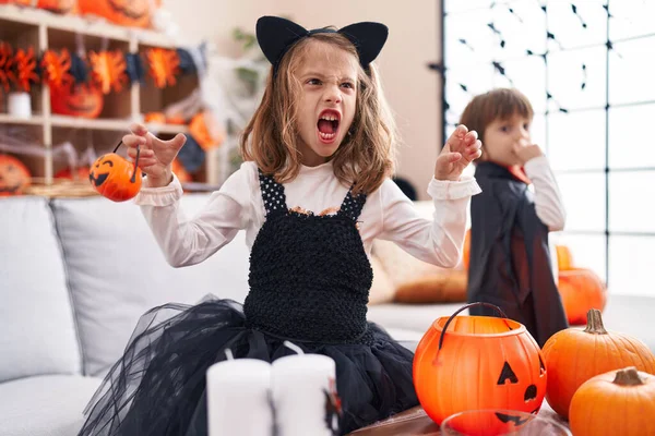 Очаровательный Мальчик Девочка Устраивают Вечеринку Честь Хэллоуина Делая Пугающий Жест — стоковое фото