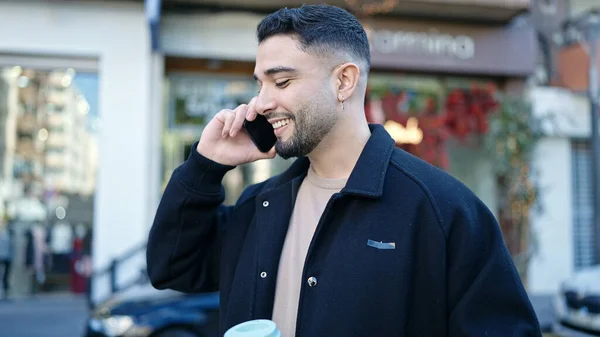 Jonge Arabier Man Glimlachend Zelfverzekerd Praten Smartphone Straat — Stockfoto