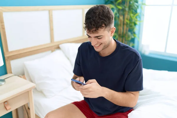Fiatal Spanyol Férfi Használ Smartphone Ágyon Hálószobában — Stock Fotó