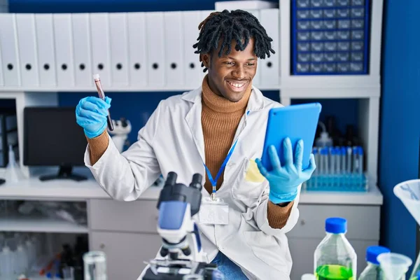 Afrikansk Amerikansk Man Forskare Med Touchpad Håller Provrör Laboratoriet — Stockfoto