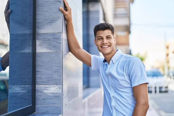 Young Hispanic Man Smiling Confident Standing Street — Φωτογραφία Αρχείου