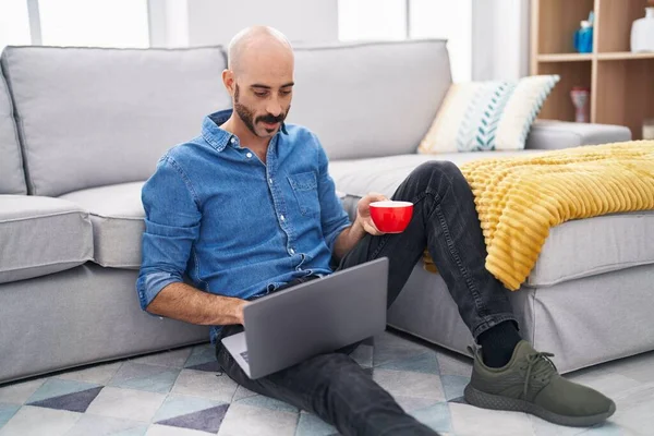 Genç Spanyol Adam Dizüstü Bilgisayar Kullanıyor Evde Kahve Içiyor — Stok fotoğraf