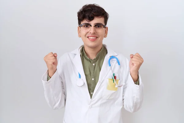 Junger Mann Arztuniform Und Stethoskop Feiert Überrascht Und Erstaunt Den — Stockfoto