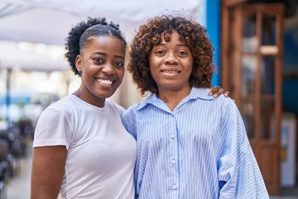 Afroamerikanerinnen Mutter Und Tochter Umarmen Sich Auf Der Straße — Stockfoto