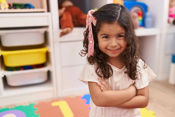 Αξιολάτρευτο Ισπανόφωνο Κορίτσι Χαμογελά Αυτοπεποίθηση Κάθεται Στο Πάτωμα Χέρια Σταυρωμένα — Φωτογραφία Αρχείου