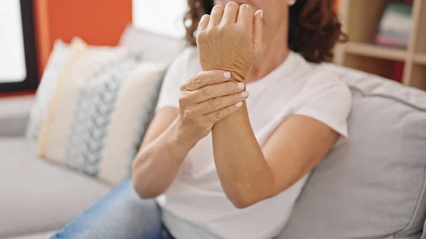 Middle Age Hispanic Woman Sitting Sofa Suffering Wrist Pain Home — Stock Photo, Image