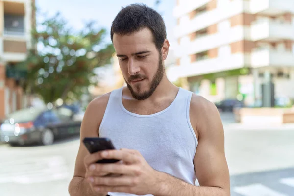 Jovem Hispânico Usando Smartphone Com Expressão Relaxada Rua — Fotografia de Stock