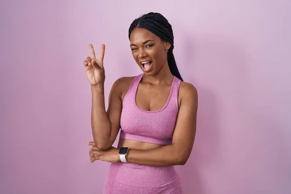 Африканская Американка Косичками Спортивной Одежде Розовом Фоне Улыбается Счастливым Лицом — стоковое фото