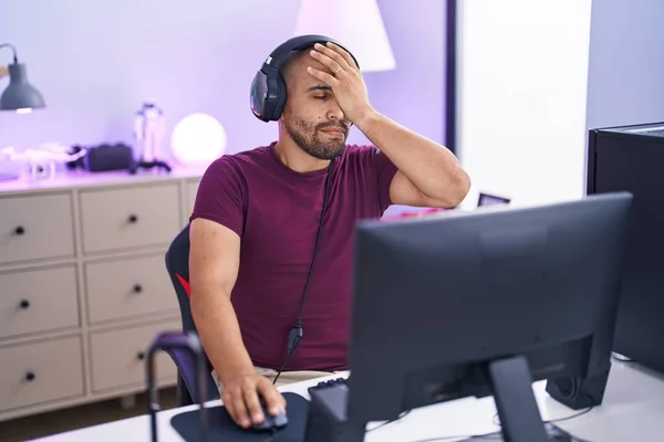 Jovem Latina Streamer Homem Estressado Usando Computador Sala Jogos — Fotografia de Stock