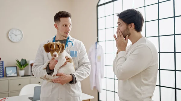 Deux Hommes Tenant Chien Parlant Clinique Vétérinaire — Photo