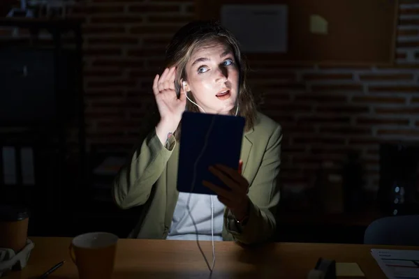 Mujer Rubia Caucásica Que Trabaja Oficina Por Noche Sonriendo Con — Foto de Stock