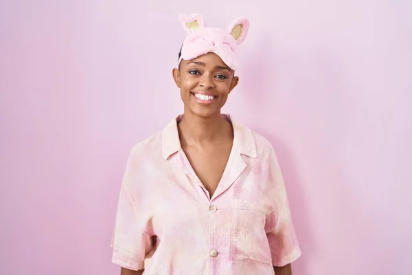 Afrykańska Amerykanka Masce Snu Piżamie Patrząc Pozytywnie Szczęśliwy Stojąc Uśmiechając — Zdjęcie stockowe