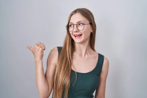 Junge Kaukasische Frau Steht Über Weißem Hintergrund Und Lächelt Mit — Stockfoto