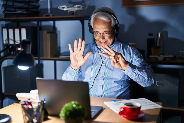 Hispanische Senior Mann Trägt Call Center Agenten Headset Der Nacht — Stockfoto