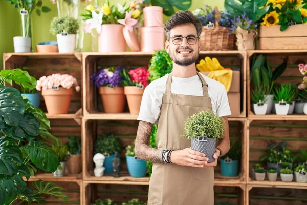 Fiatal Spanyol Férfi Tetoválásokkal Dolgozik Virágüzlet Gazdaság Növény Pozitív Boldog — Stock Fotó