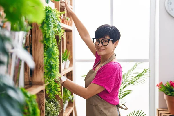 Mulher Chinesa Meia Idade Florista Sorrindo Confiante Segurando Planta Loja — Fotografia de Stock
