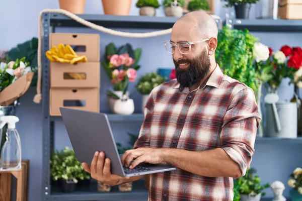 Young Bald Man Florist Smiling Confident Using Laptop Flower Shop — Stockfoto