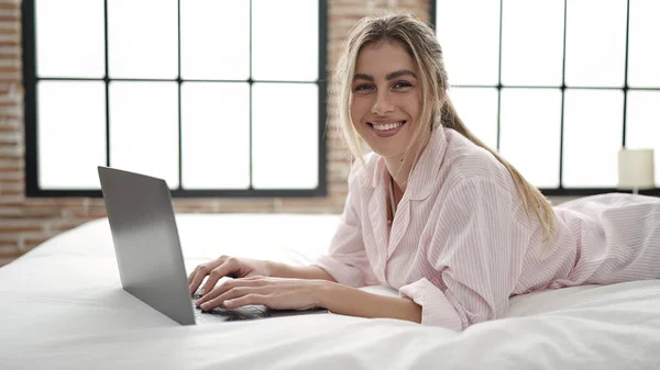 Junge Blonde Frau Mit Laptop Auf Bett Schlafzimmer Liegend — Stockfoto