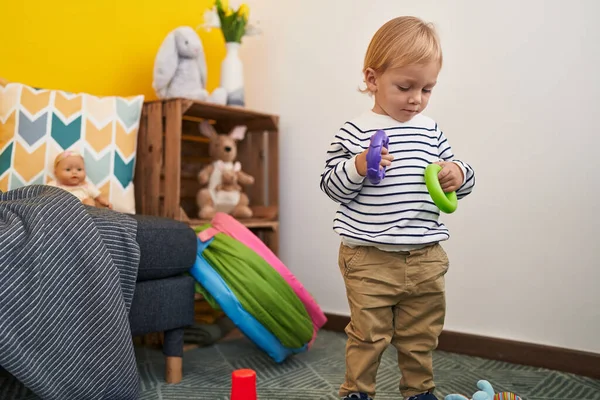 Kafkasyalı Sevimli Çocuk Elinde Potalarla Evde Dikiliyor — Stok fotoğraf