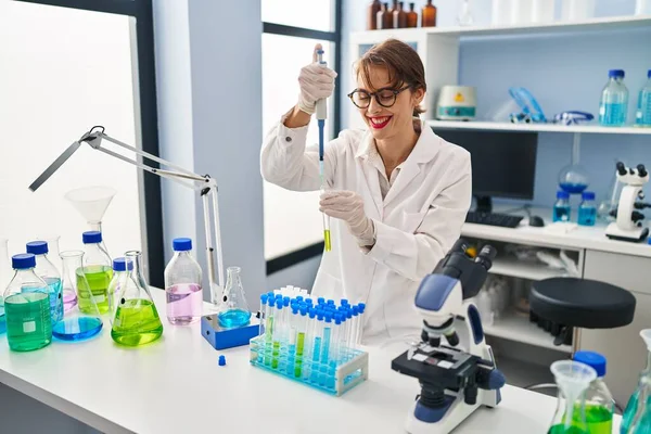 Mujer Joven Caucásica Vistiendo Uniforme Científico Usando Pipeta Laboratorio —  Fotos de Stock