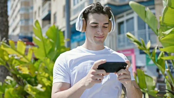Young Hispanic Man Smiling Confident Watching Video Smartphone Street — ストック写真