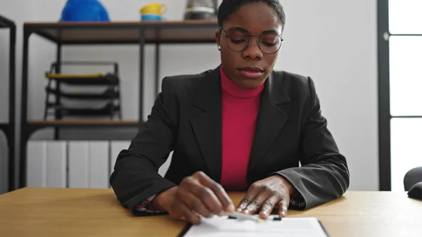 Africano Americano Mulher Empresária Sentado Mesa Assinar Contrato Escritório — Fotografia de Stock