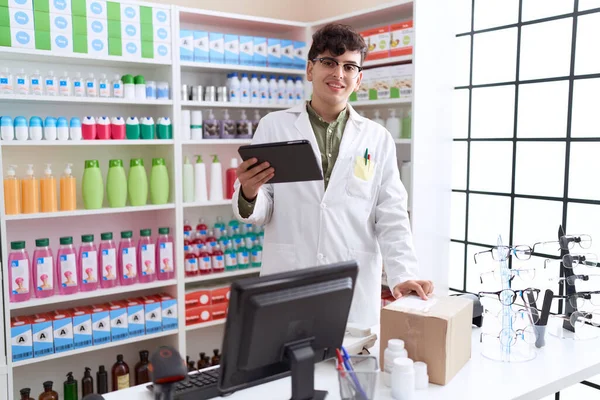 Non Binary Man Pharmacist Using Touchpad Working Pharmacy — Foto de Stock
