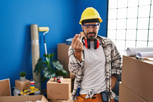 Ung Latinamerikansk Man Med Skägg Arbetar Hemma Renovering Gör Italiensk — Stockfoto