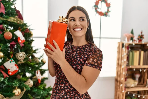 Young Beautiful Hispanic Woman Smiling Confident Holding Christmas Gift Home — Stock fotografie