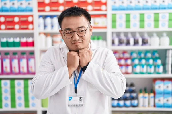 Čínský Mladý Muž Pracující Lékárně Směje Nervózně Vzrušeně Rukama Bradě — Stock fotografie