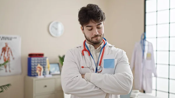 Νεαρός Ισπανός Γιατρός Στέκεται Σοβαρή Έκφραση Και Σταυρωμένα Χέρια Στην — Φωτογραφία Αρχείου