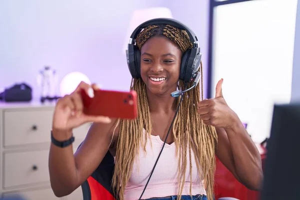 Africká Americká Žena Spletené Vlasy Hrát Videohry Smartphone Usměvavý Šťastný — Stock fotografie