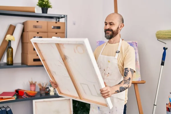 Młody Łysy Człowiek Artysta Uśmiechnięty Pewny Siebie Patrząc Rysować Studio — Zdjęcie stockowe