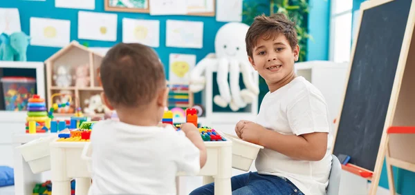 Очаровательные Мальчики Играют Строительными Блоками Сидя Столе Детском Саду — стоковое фото