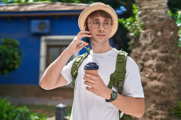 Jeune Homme Caucasien Touriste Parler Sur Smartphone Boire Café Parc — Photo