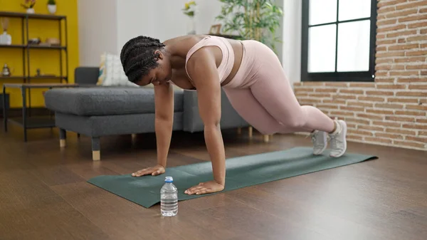 African American Woman Training Core Exercise Home — Stock Photo, Image