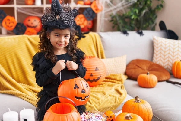 Schattige Latino Meisje Met Halloween Feest Houden Pompoen Mand Thuis — Stockfoto