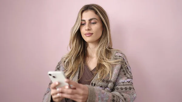 Młoda Blondynka Pomocą Smartfona Relaksującą Ekspresją Odizolowanym Różowym Tle — Zdjęcie stockowe
