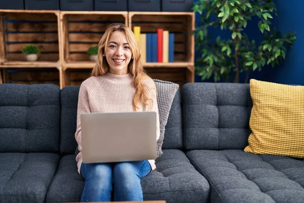Young Woman Using Laptop Sitting Sofa Home — Stock Photo, Image