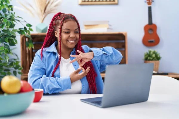 African American Woman Using Laptop Communicate Deaf Language Home — Stockfoto
