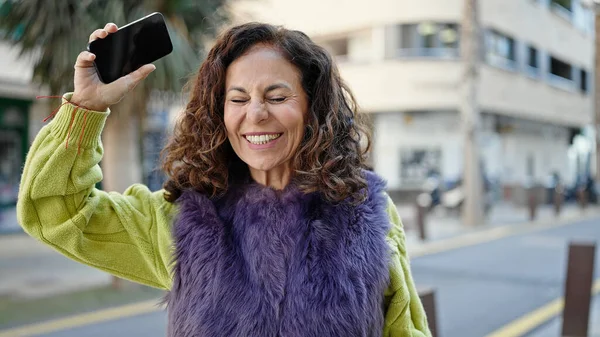 Mulher Hispânica Meia Idade Usando Smartphone Dançando Rua — Fotografia de Stock