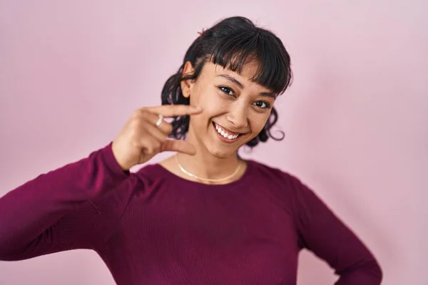 Young Beautiful Woman Standing Pink Background Smiling Confident Gesturing Hand — Stock Photo, Image
