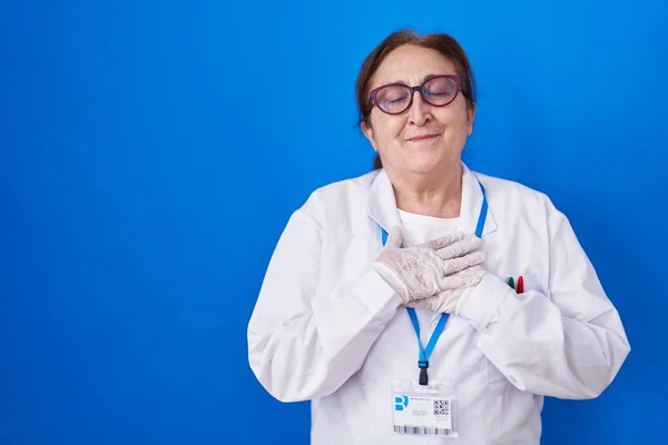 Donna Anziana Con Gli Occhiali Indossa Uniforme Scienziato Sorridente Con — Foto Stock