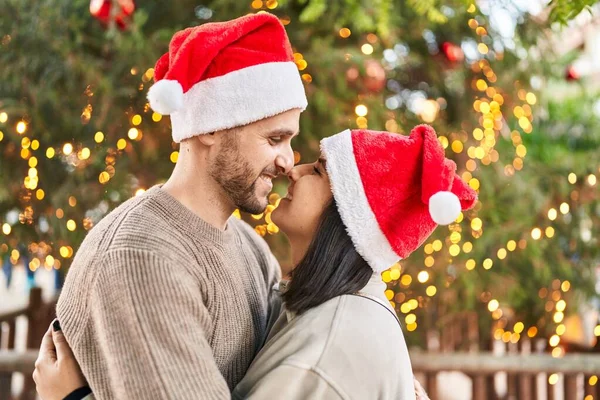 Mężczyzna Kobieta Para Mając Sobie Świąteczny Kapelusz Przytulający Się Parku — Zdjęcie stockowe