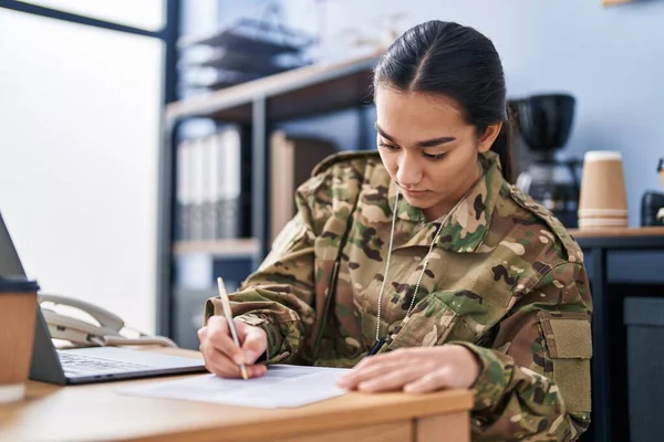 Fiatal Hispán Hadsereg Katona Használ Laptop Írás Dokumentum Irodában — Stock Fotó