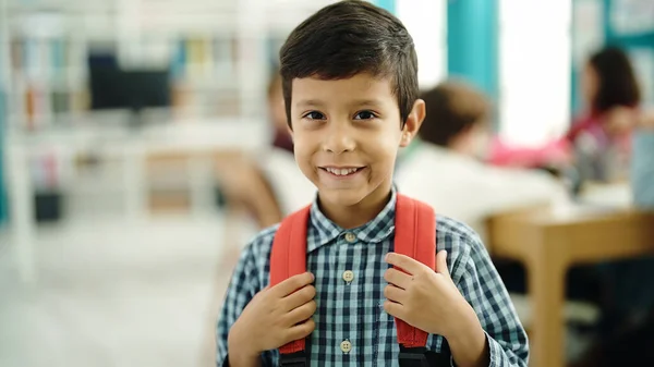 Adorável Hispânico Menino Estudante Sorrindo Confiante Sala Aula — Fotografia de Stock