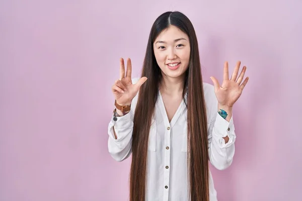 Chinês Jovem Mulher Sobre Fundo Rosa Mostrando Apontando Para Cima — Fotografia de Stock