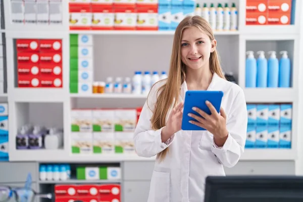 Young Caucasian Woman Pharmacist Using Touchpad Working Pharmacy — Stockfoto